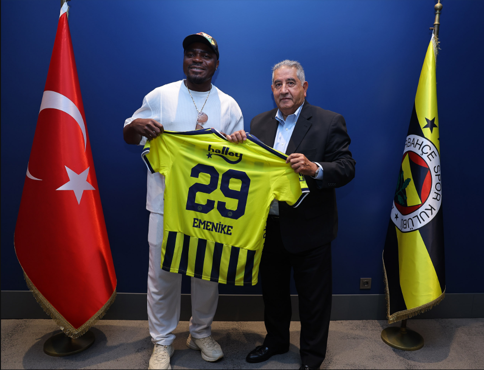 Emenike Yıllar Sonra Fenerbahçe’de! Eski Yıldızdan Duygusal Mesaj