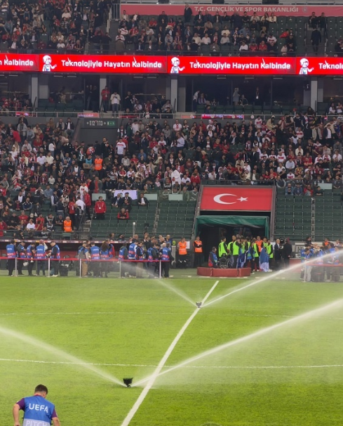 Türkiye-Fransa Maçı Öncesi Şaşırtan Görüntü! Statta Sulama Sistemi Devreye Girdi