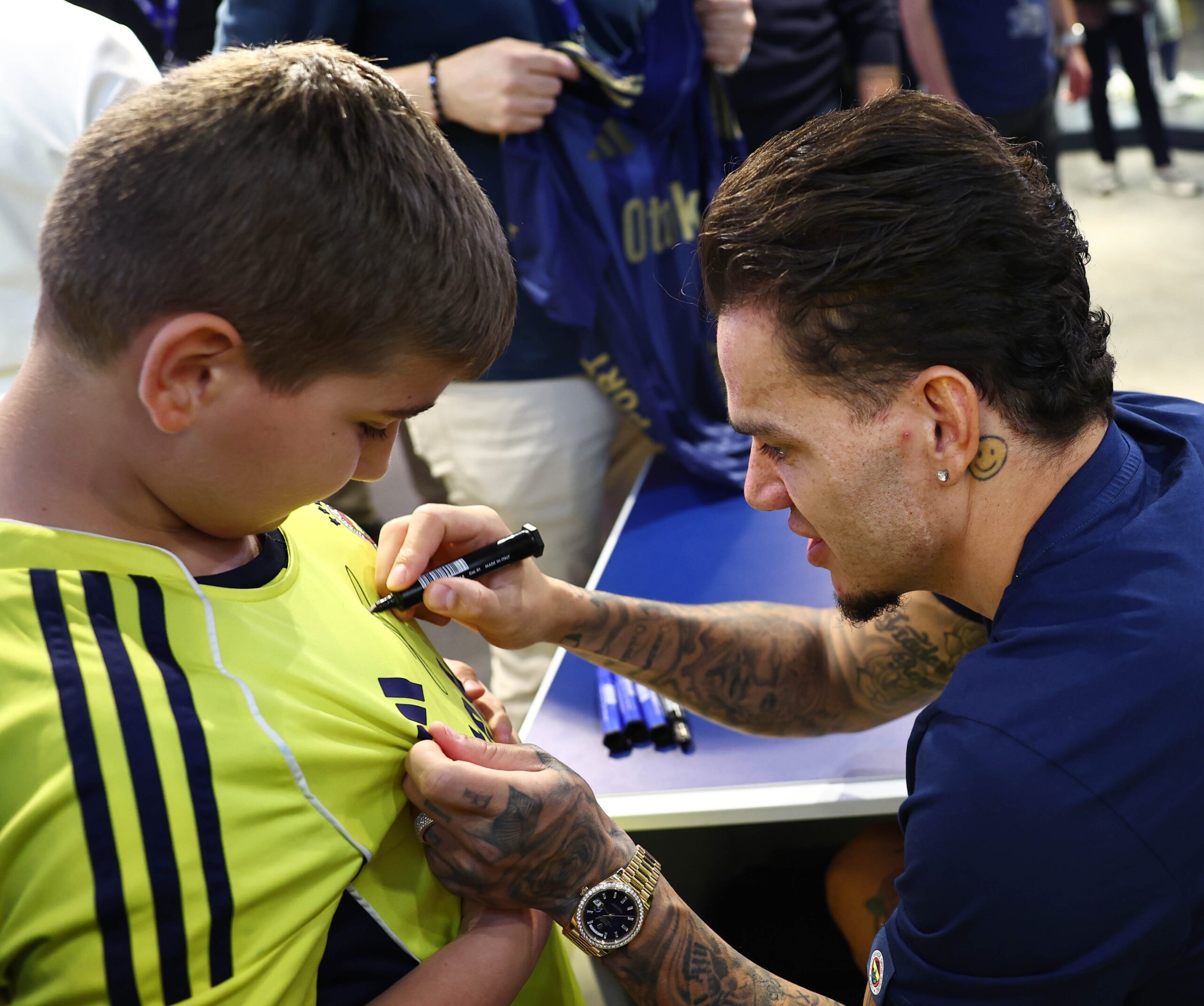Ederson’dan Fenerbahçe Taraftarlarına Özel Buluşma! İmza Gününde Yoğun İlgi