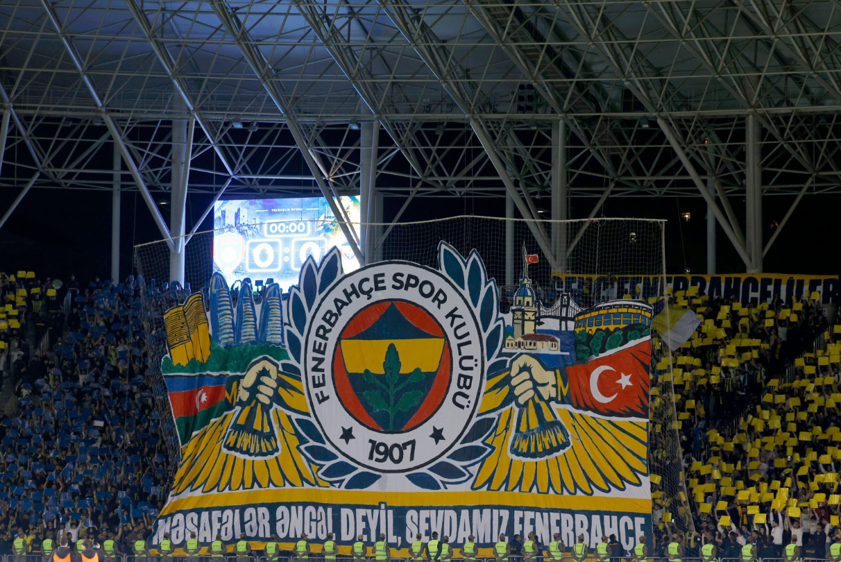 Fenerbahçe Taraftarından Azerbaycan’da Duygulandıran Pankart: “Mesafeler Engel Değil”